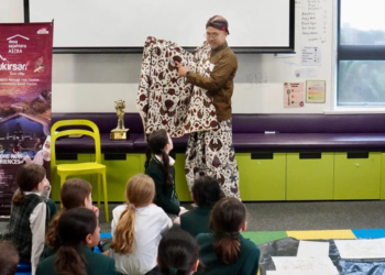 Memperkenalkan budaya batik kepada para siswa di Australia. (foto: Kemenpar)