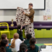 Memperkenalkan budaya batik kepada para siswa di Australia. (foto: Kemenpar)