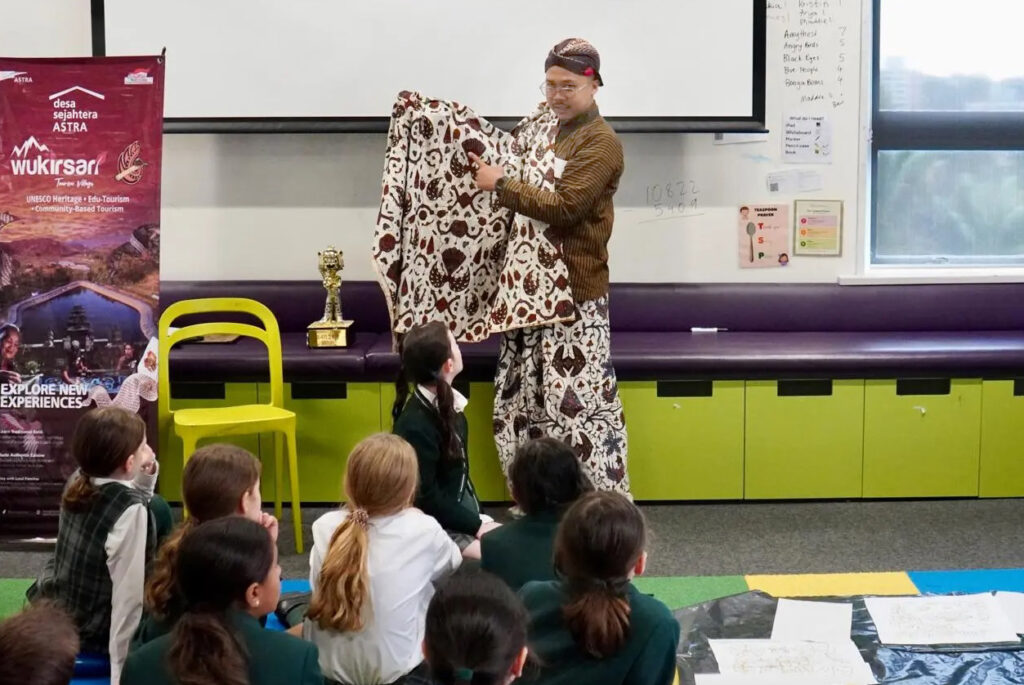 Memperkenalkan budaya batik kepada para siswa di Australia. (foto: Kemenpar)