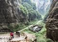 Tiankeng Tiongkok: Lubang Raksasa yang Menyimpan Hutan dan Kehidupan di Dalamnya