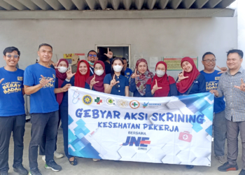 Tim Nakes dari Pukesmas, Palmerah, Jakarta Barat berfoto seusai kegiatan Cek Kesehatan Gratis, Cikokol, Tangerang, Banten