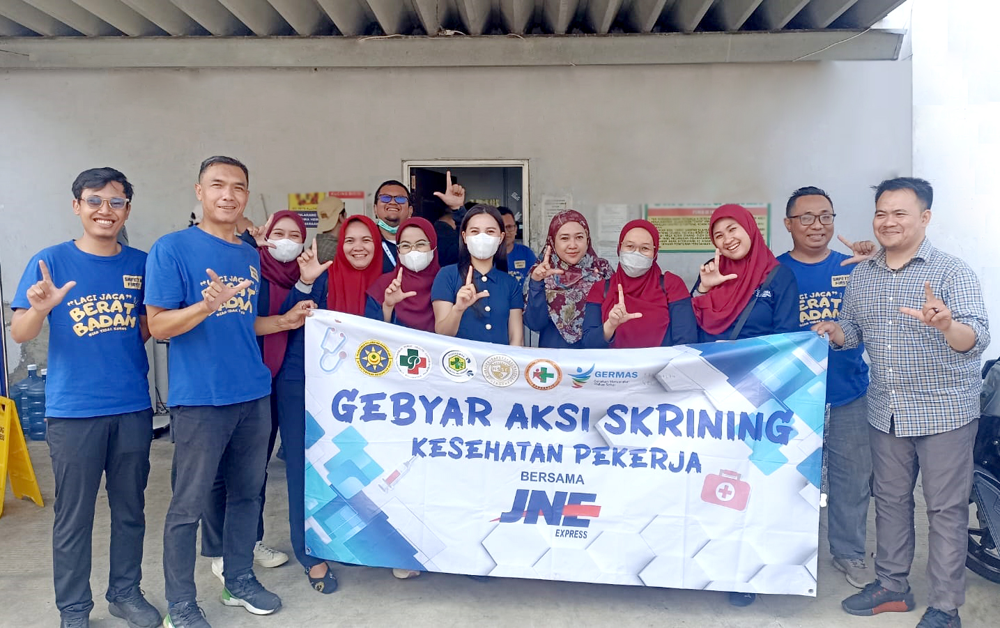 Tim Nakes dari Pukesmas, Palmerah, Jakarta Barat berfoto seusai kegiatan Cek Kesehatan Gratis, Cikokol, Tangerang, Banten