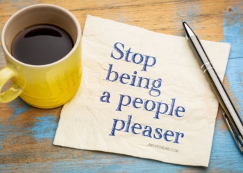 7 Contoh Sikap People Pleasing dalam Kehidupan Sehari-hari