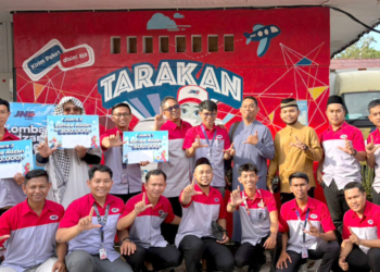 Para karyawan Kantor Cabang Utama JNE Tarakan, Kalimantan Utara.