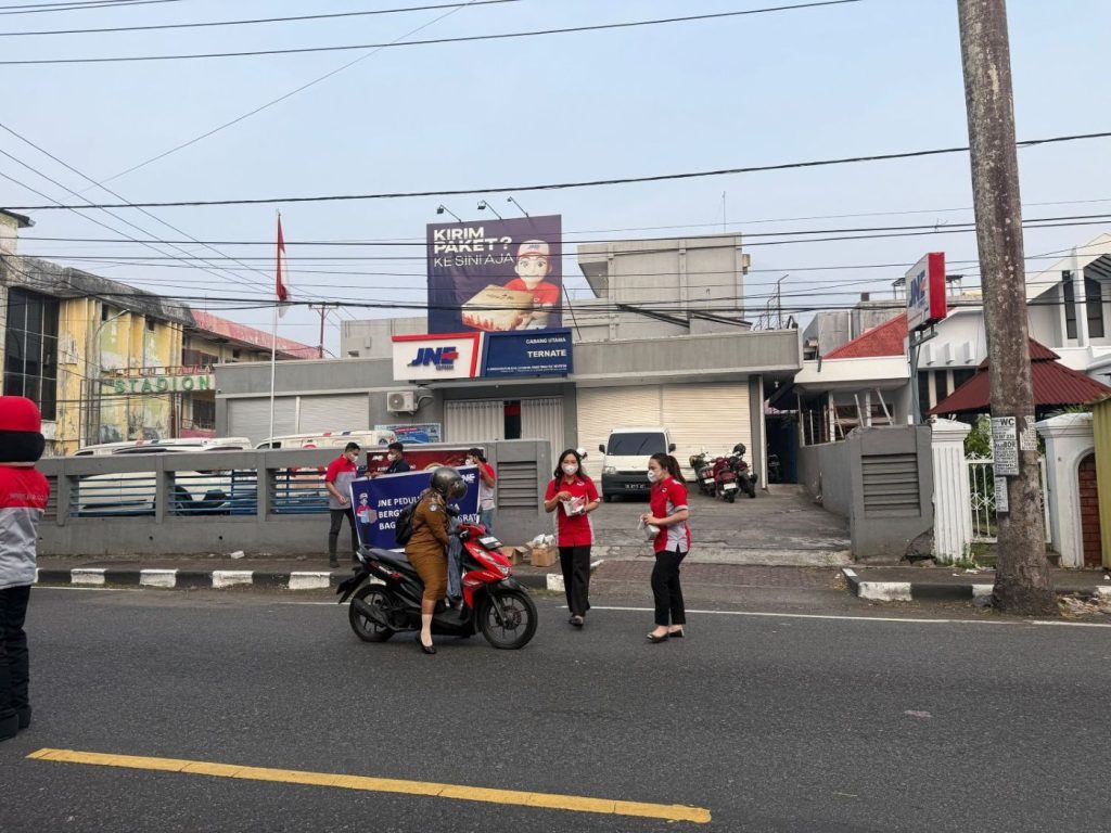 karyawan jne ternate bagi-bagi masker