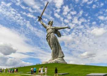 The Motherland Calls: Mengenal Patung Ikonik di Volgograd, Rusia