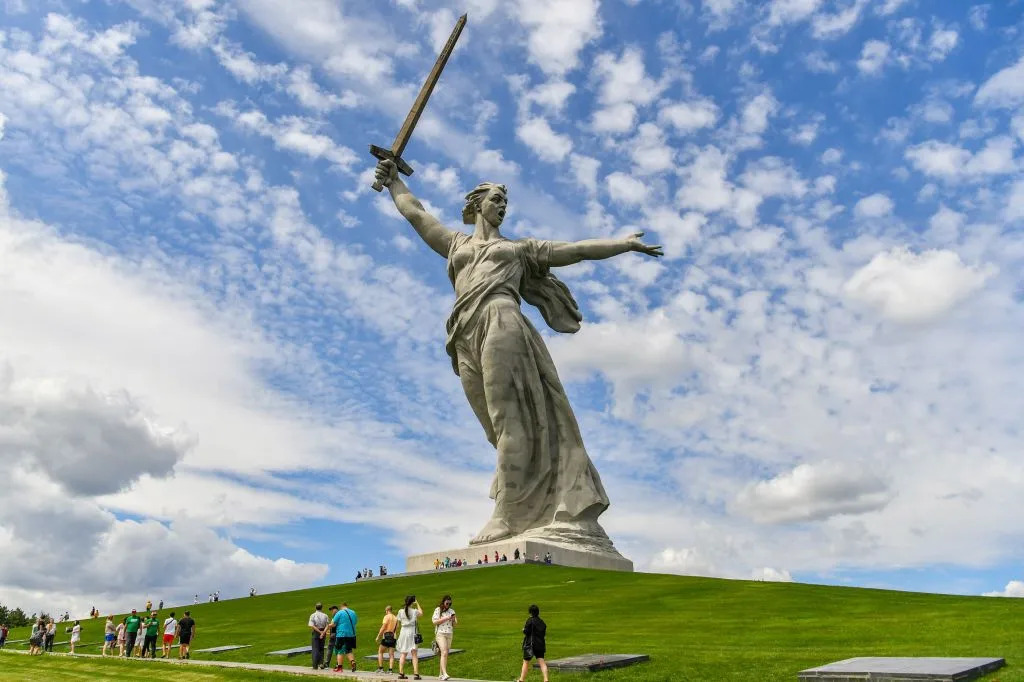 The Motherland Calls: Mengenal Patung Ikonik di Volgograd, Rusia